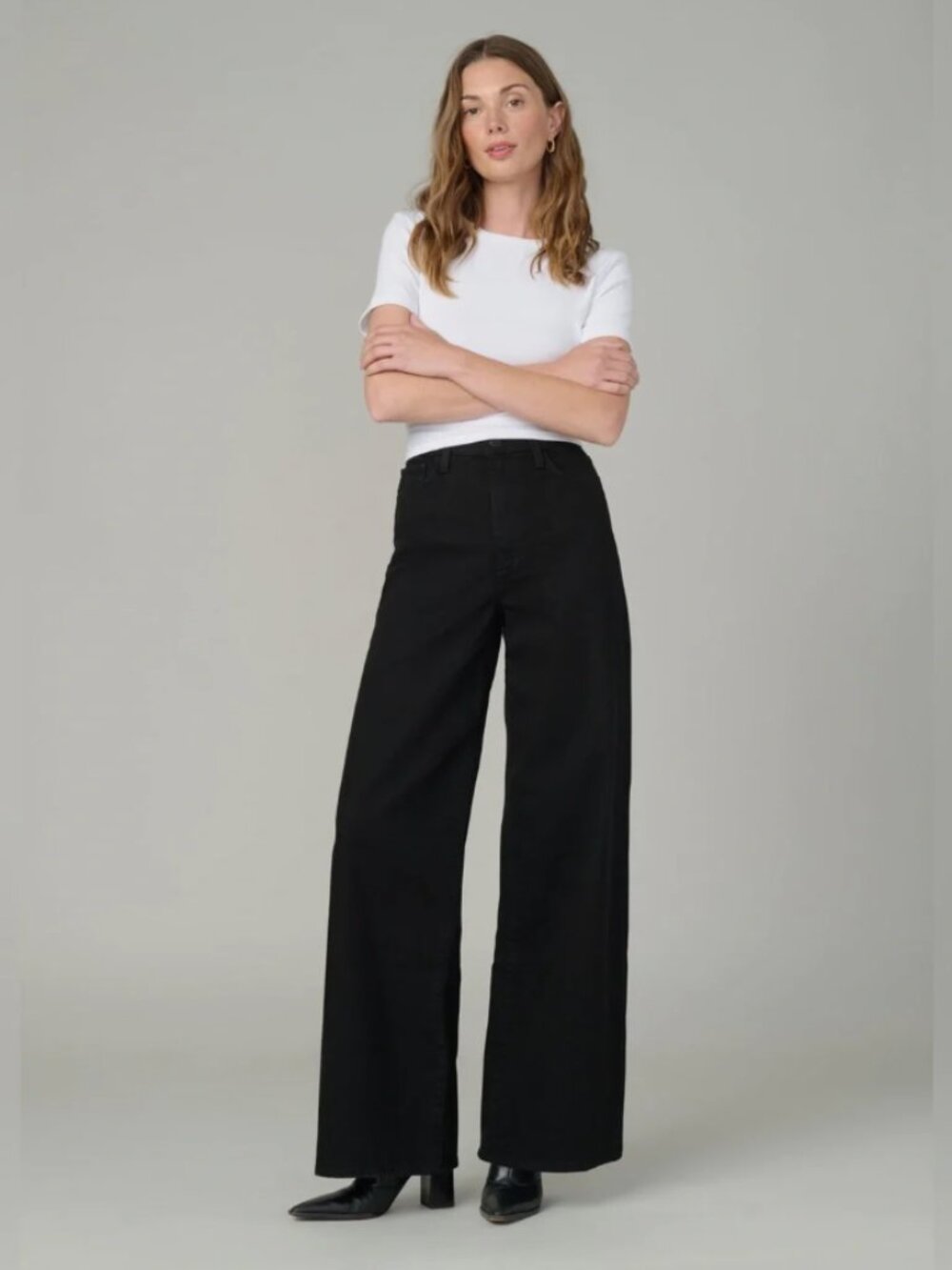 Joe’s Jeans The Mia Petite High Rise Wide Leg Jeans in Black, Size 31